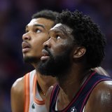 Joël Embiid (au premier plan): il a montré à Victor Wembanyama la voie à suivre... KEYSTONE/AP/Matt Slocum